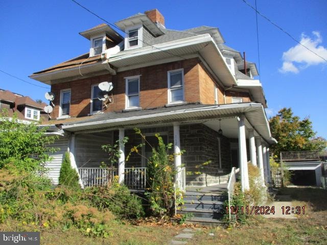 view of front of property with covered porch