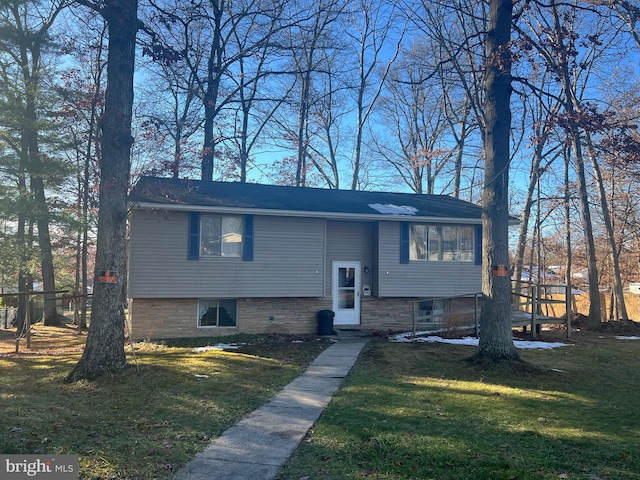 split foyer home featuring a front lawn