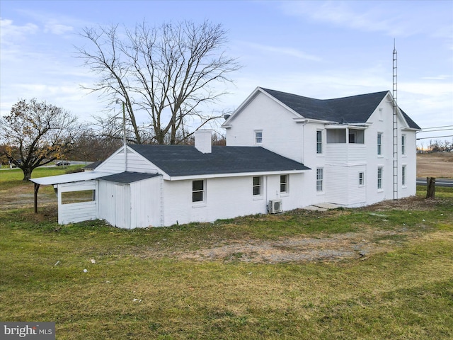 back of house featuring a lawn