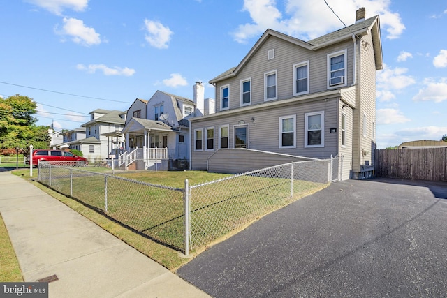 view of front property featuring a front lawn