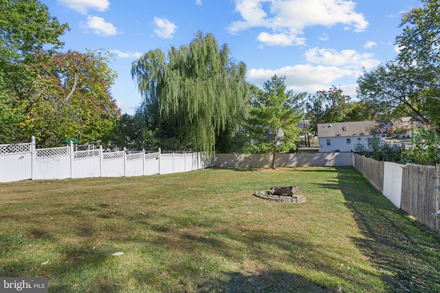 view of yard featuring a fire pit