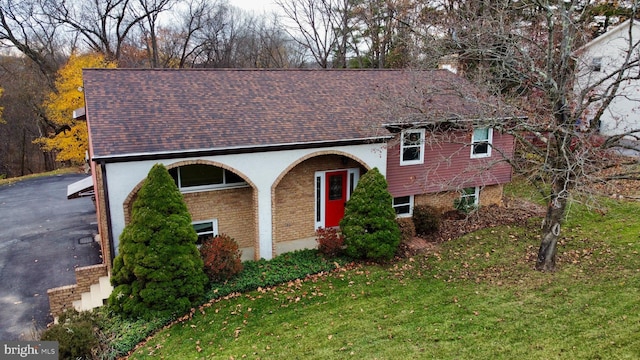 view of front of house featuring a front lawn