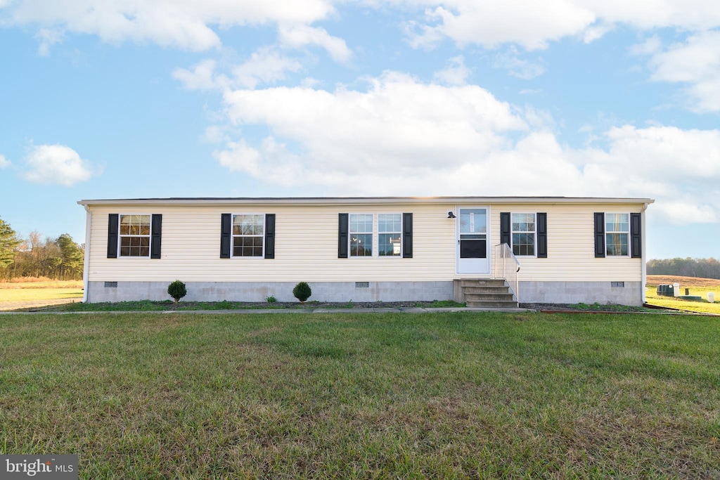 manufactured / mobile home with a front yard