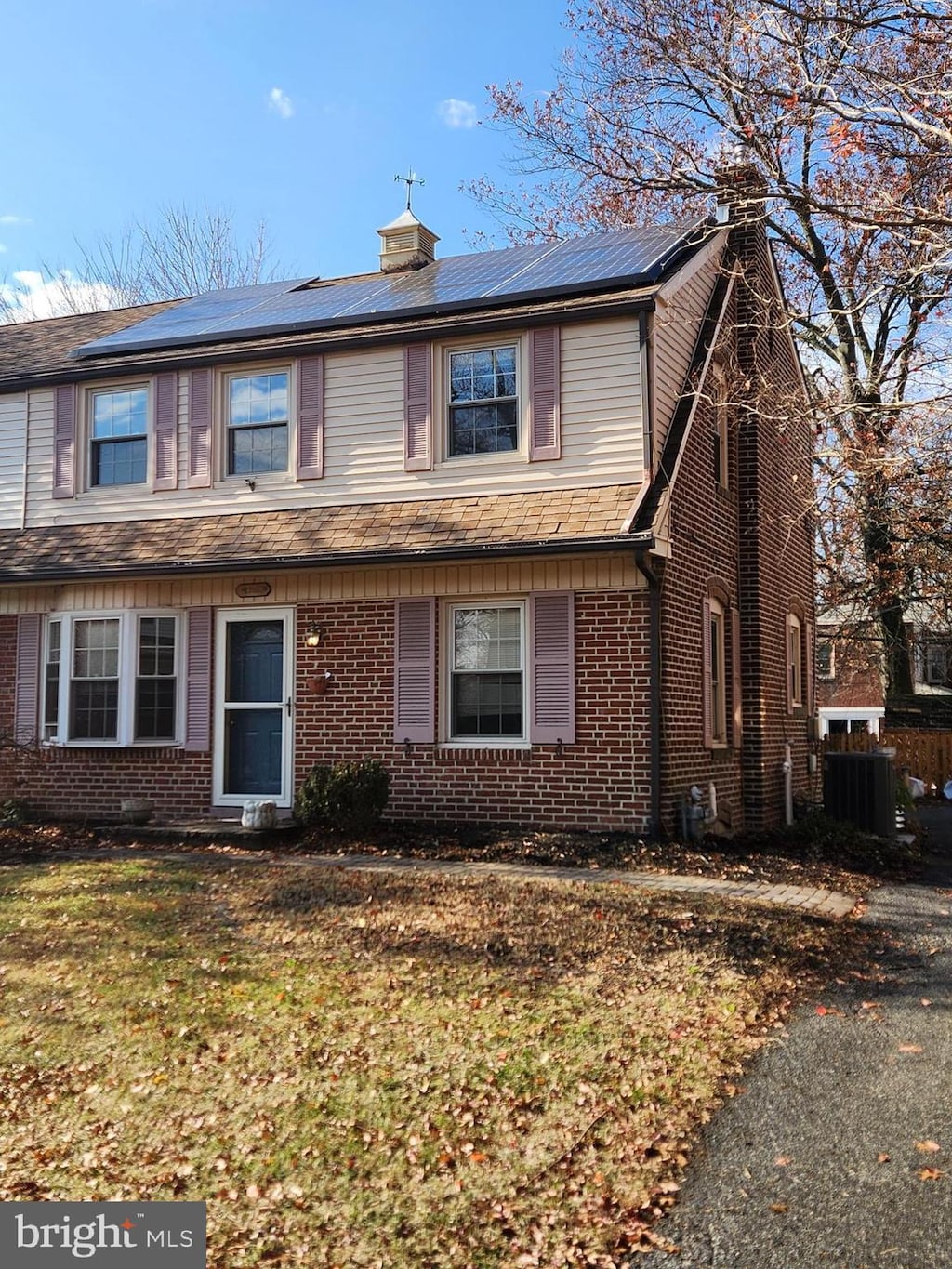 front of property featuring central AC and a front lawn