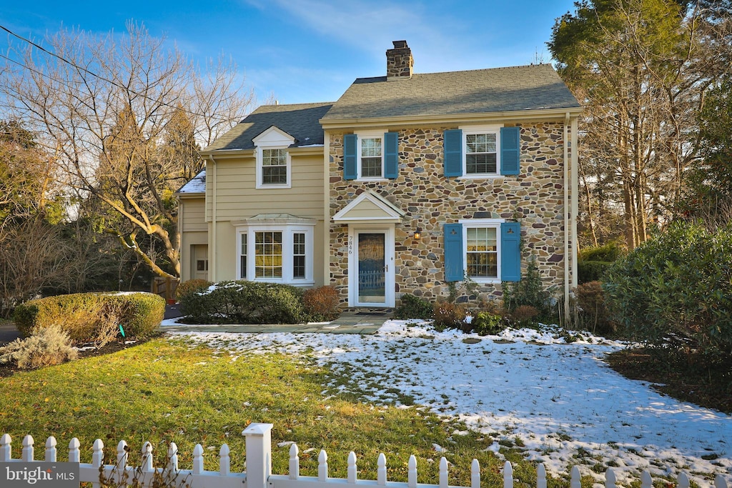 view of front facade featuring a yard