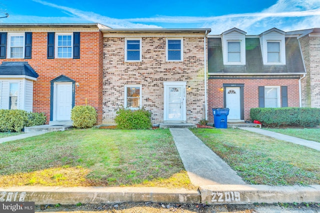 townhome / multi-family property featuring a front yard