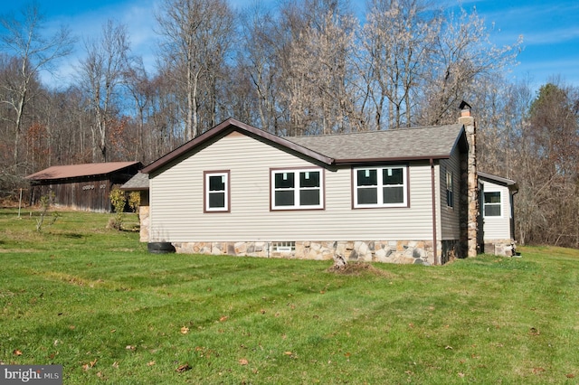 view of side of property featuring a lawn