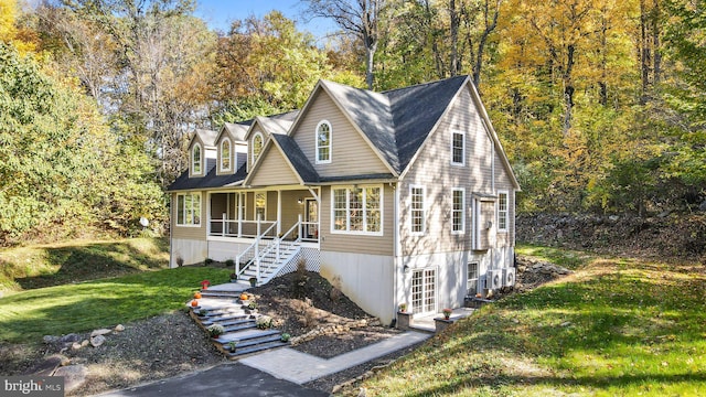 view of front of property featuring a front lawn and covered porch