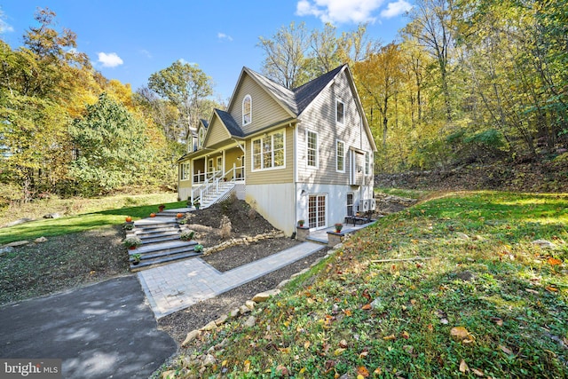 view of front facade featuring a front yard