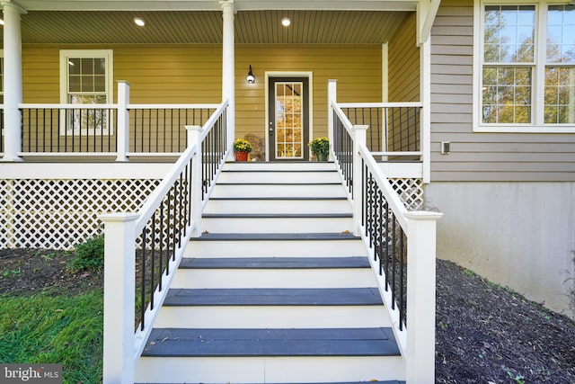 property entrance featuring a porch