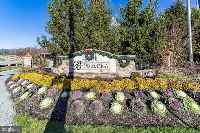 view of community / neighborhood sign