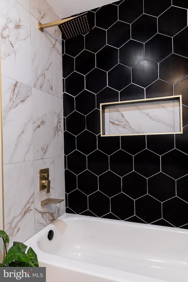 bathroom featuring tiled shower / bath combo