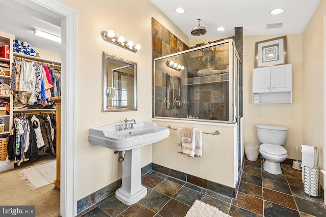 bathroom featuring an enclosed shower, toilet, and vaulted ceiling