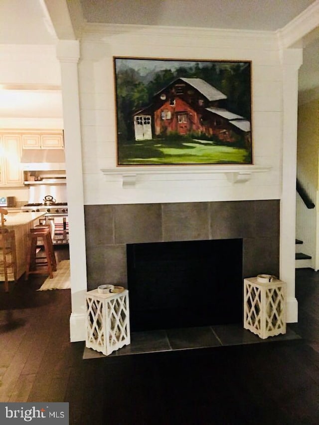 details with wood-type flooring and crown molding