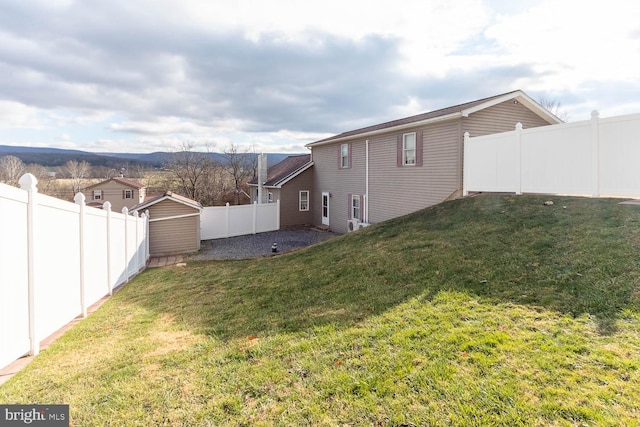 view of yard featuring a shed