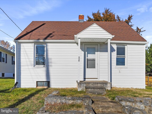 view of front facade with a front yard