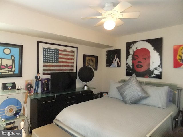 bedroom with ceiling fan