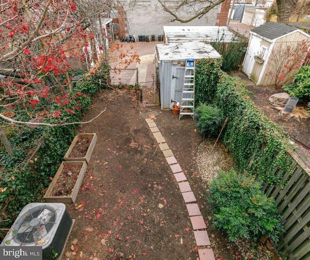 view of yard with a shed