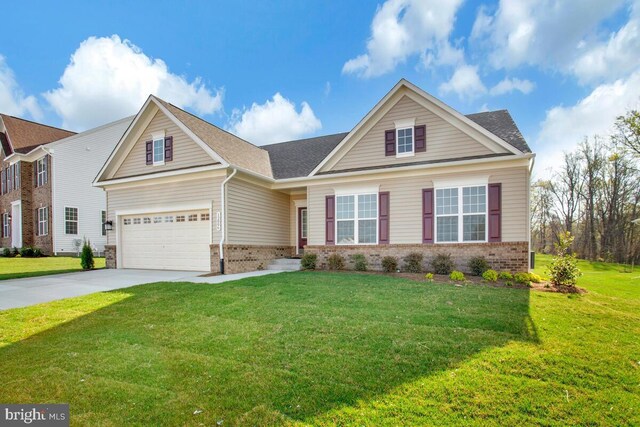 view of front of property featuring a front lawn and a garage