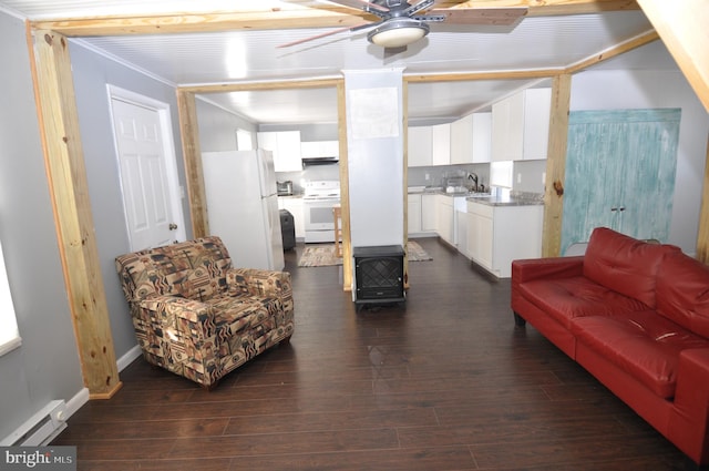 living room with crown molding, ceiling fan, dark wood-type flooring, and sink