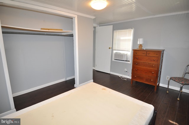 bedroom with cooling unit, crown molding, dark wood-type flooring, and a closet