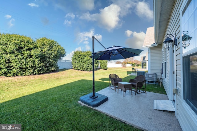 view of yard featuring a patio