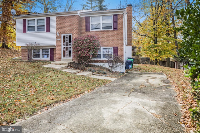 view of front of property with a front yard