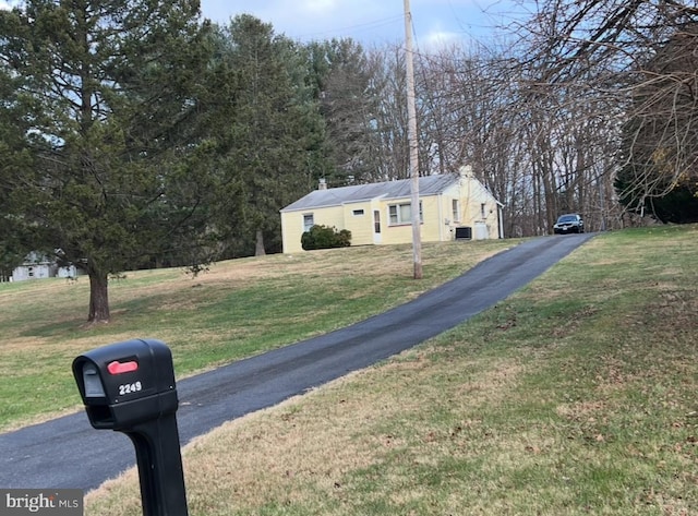 view of front of property featuring a front lawn