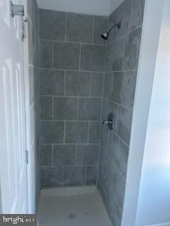 454 Roundview Rd, Baltimore, MD 21225 - full bathroom featuring a tile shower