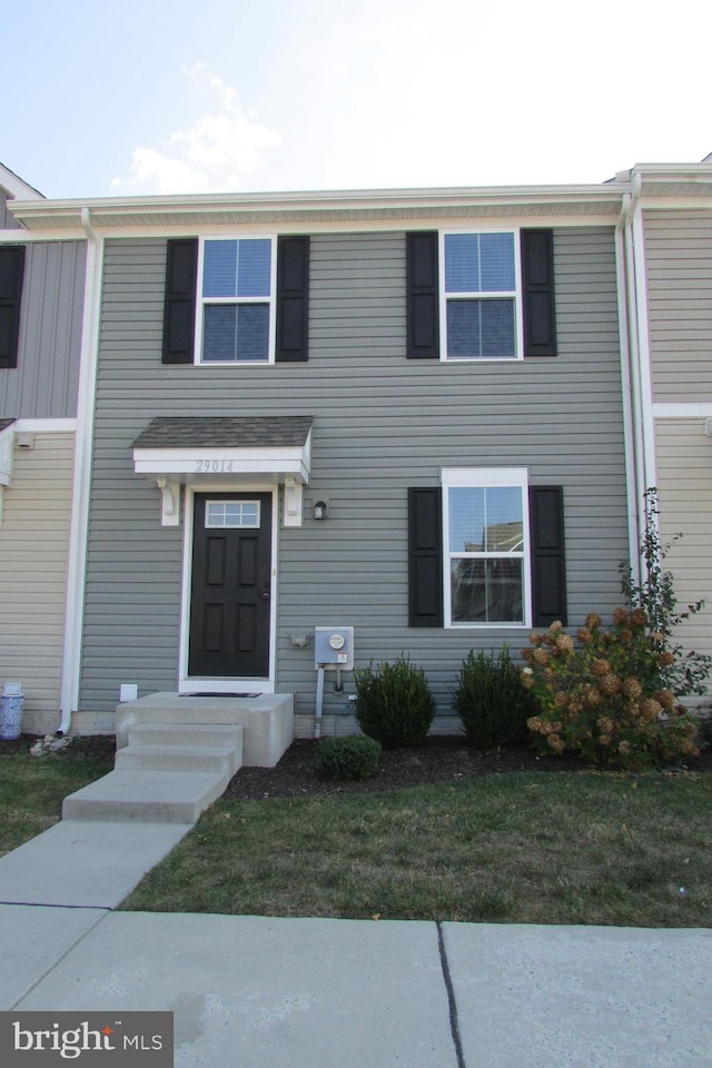 view of front of property with a front yard