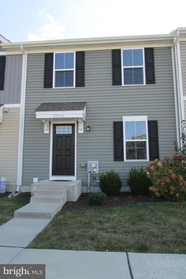 view of front of home featuring a front lawn