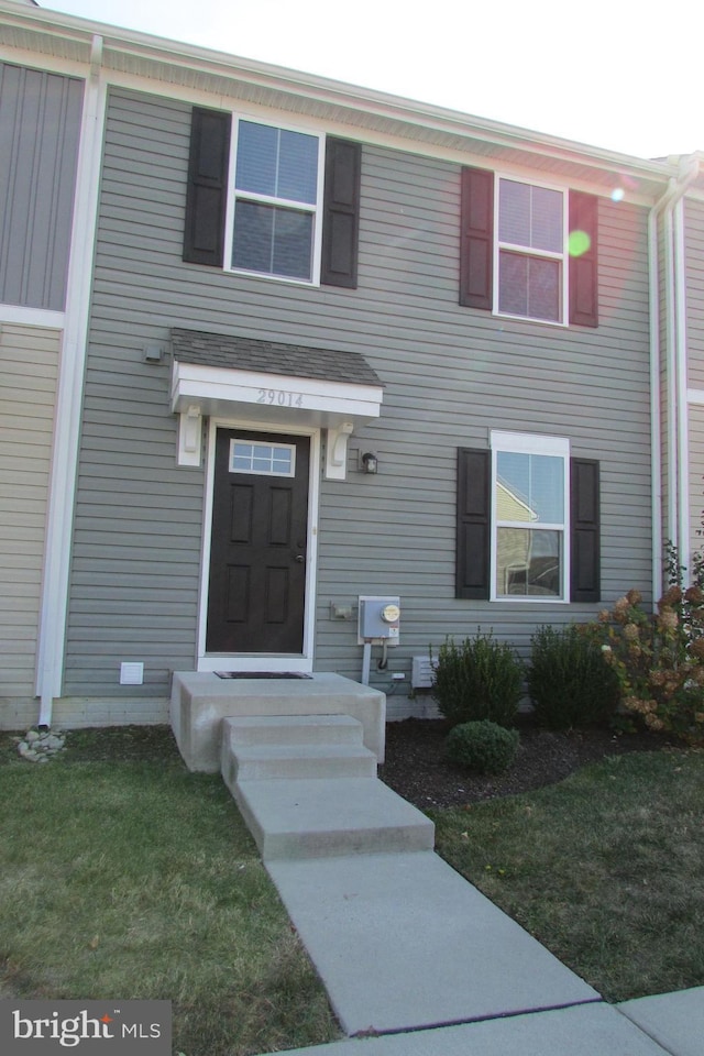 view of front of house with a front lawn