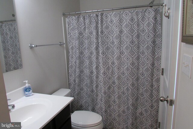 bathroom with a shower with curtain, vanity, and toilet