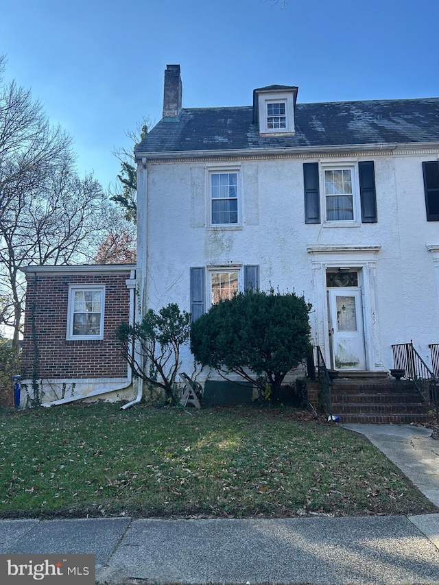 view of front of property featuring a front yard