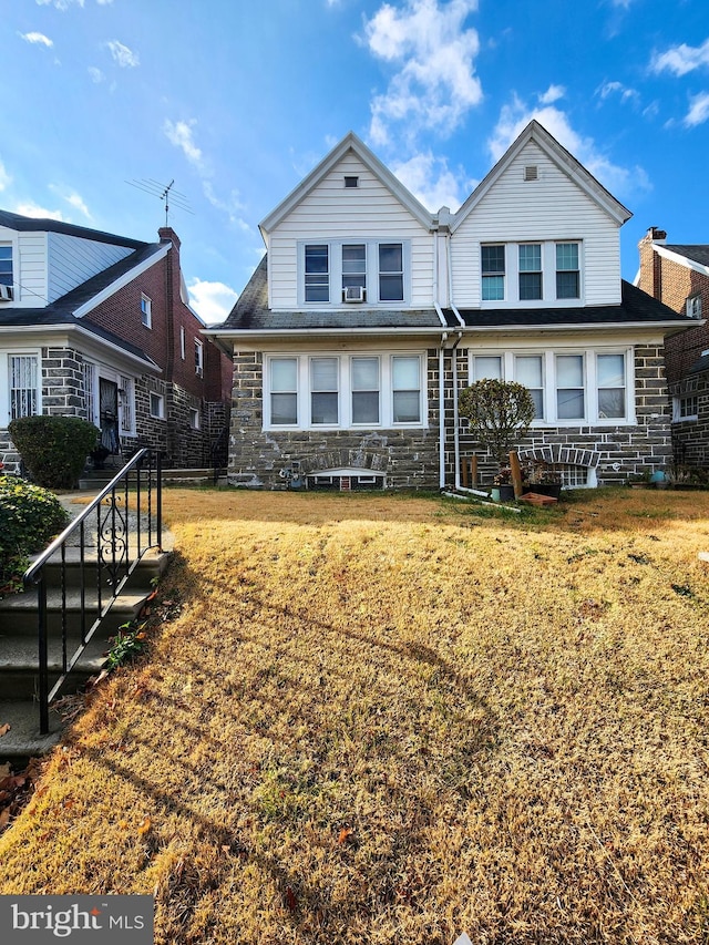 view of front of property featuring a front lawn