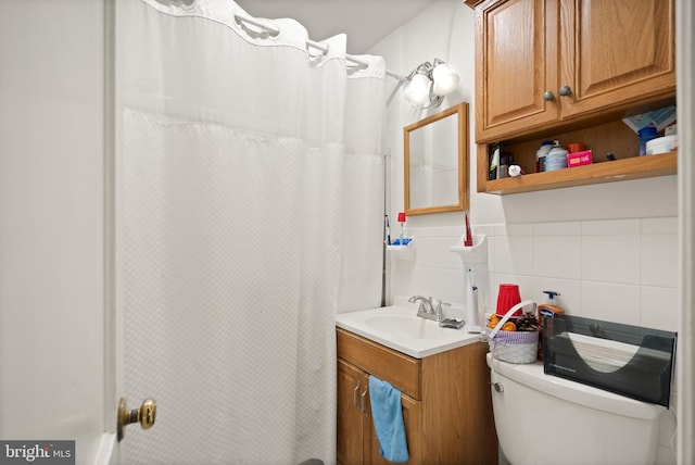 bathroom featuring vanity, decorative backsplash, a shower with shower curtain, and toilet