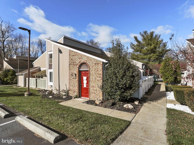 view of front facade with a front yard