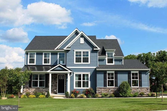 craftsman inspired home featuring a front lawn