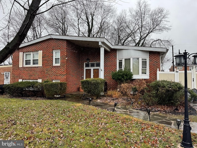 view of front of home with a front lawn