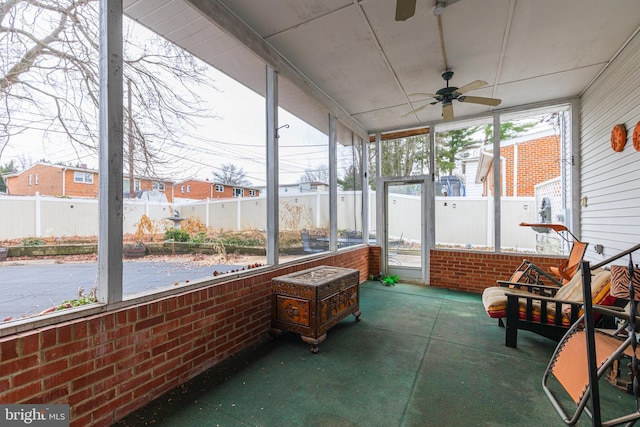 sunroom with ceiling fan