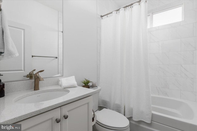 full bathroom with shower / bath combo with shower curtain, vanity, and toilet