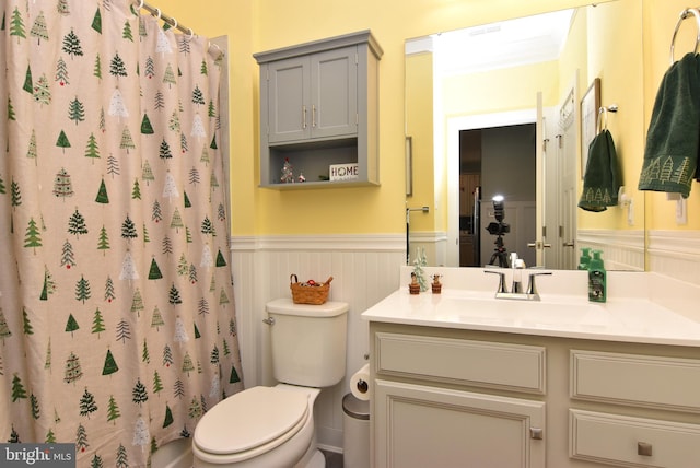 bathroom featuring a shower with curtain, vanity, and toilet