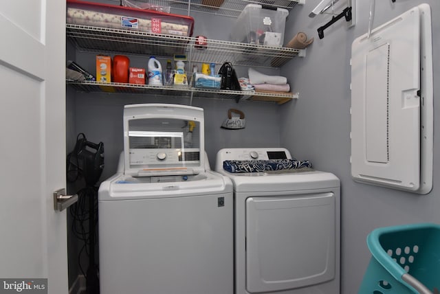 laundry room featuring electric panel and independent washer and dryer