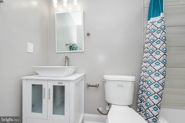 full bathroom with vanity, toilet, and shower / tub combo