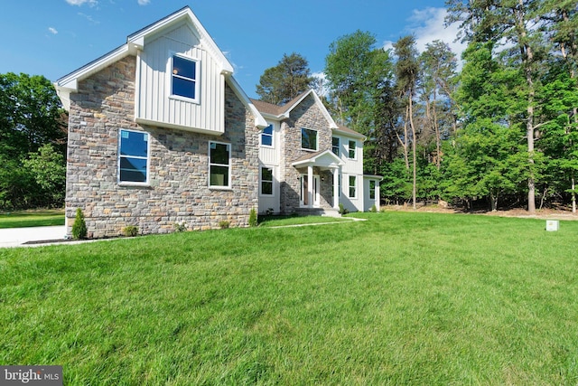 view of front of house featuring a front yard