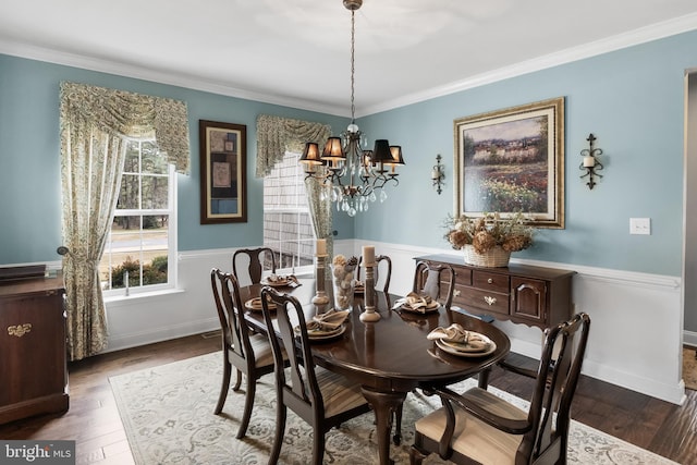 dining area featuring ornamental molding, dark hardwood / wood-style floors, and an inviting chandelier