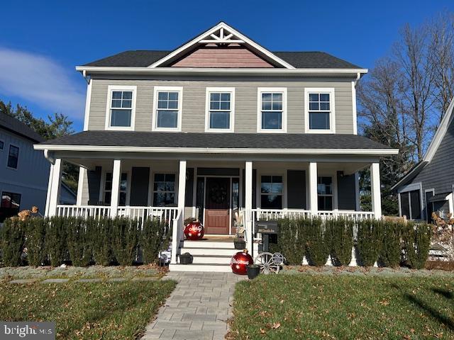 view of front facade with a front lawn