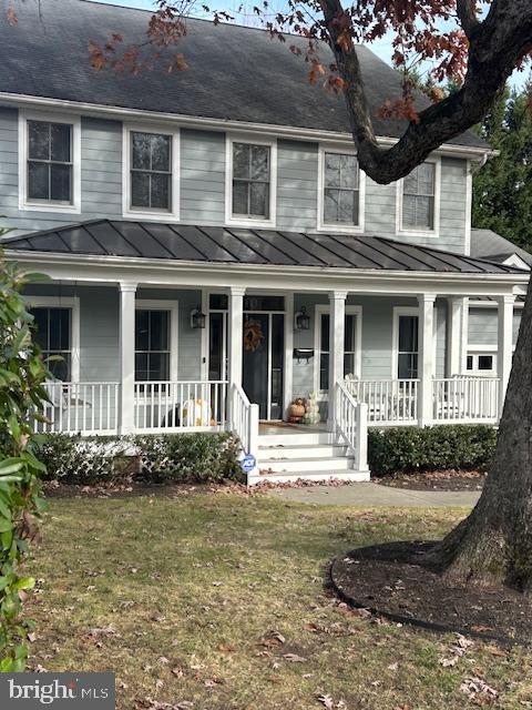 view of front of property with a front lawn