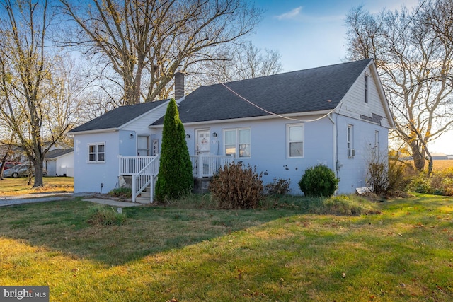 view of front of property with a front lawn