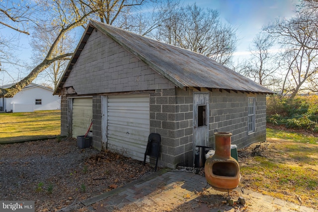 garage featuring a lawn